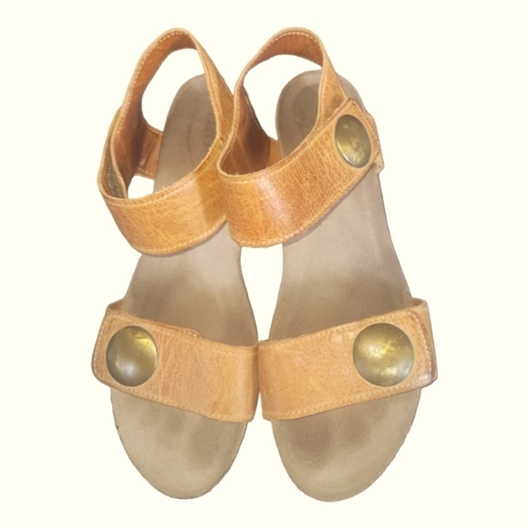 Taos  Women's Carousel Leather Tan Wedge Heel Velcro Closure Sandals Sz 40 - Picture 4 of 12